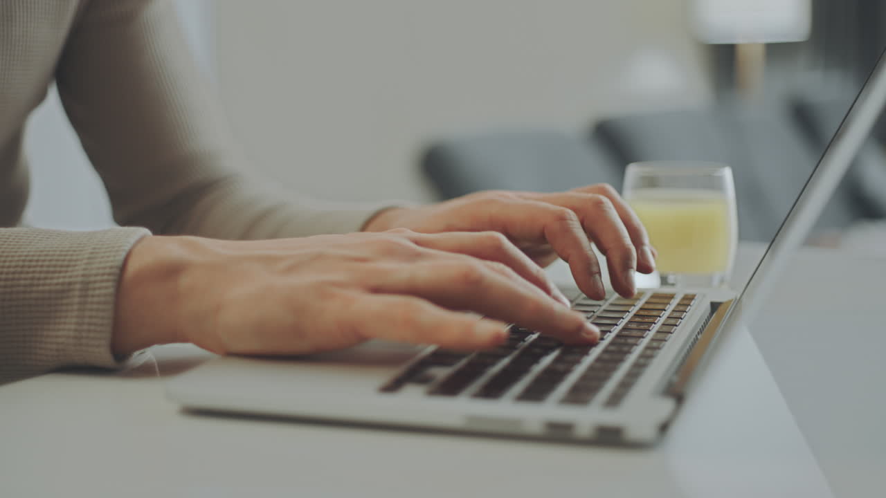 집에서 노트북으로 타이핑하는 사람