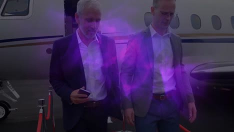 animación de formas sobre hombres de negocios caucásicos en el aeropuerto.