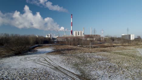 Antena-De-Gran-Altura-Desde-Una-Planta-De-Energía-Que-Alimenta-La-Ciudad-Durante-Los-Fríos-Meses-De-Invierno