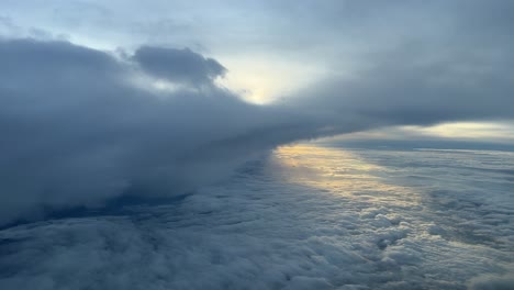 vista aérea desde la cabina de un jet de un cielo tormentoso registrado justo después del amanecer