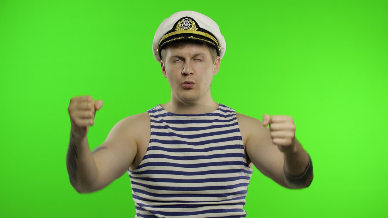 joven marinero con la rueda imaginaria del barco. marinero tipo en chaleco de marinero