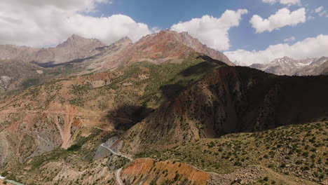 Vista-Aérea-Panorámica-De-La-Cordillera-En-El-Lago-Iskanderkul,-Provincia-De-Sughd,-Tayikistán,-Asia-Central