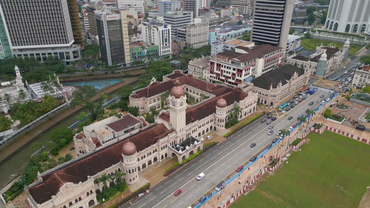 auf der straße sultan abdul samad autos am merdeka square in kuala lumpur
