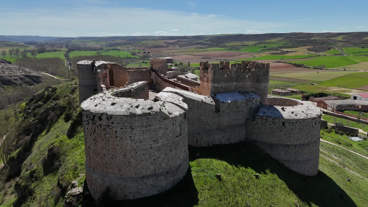 vista aérea giratoria del enorme castillo de berlanga de duero, en soria, españa