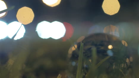 esfera de vidrio y tráfico de automóviles por la noche