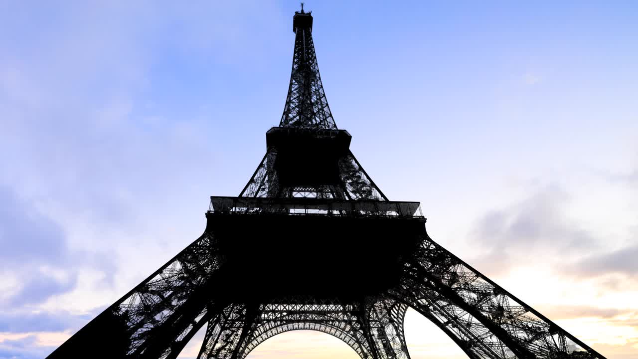 el lapso de tiempo de la puesta de sol en el cielo de parís