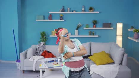 el hombre gracioso se lesiona la espalda haciendo deportes equivocados.