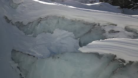 Panorámica:-Glaciar-Derritiéndose-Bajo-El-Sol-En-Una-Montaña-De-Los-Alpes-Suizos-En-Invierno