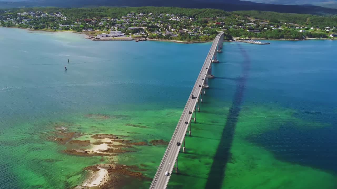 노르웨이 피요르드 위의 다리와 교통의 조감도, 센자 섬과 핀네스 타운을 연결하는 기순드브루아 교차로, 드론 샷