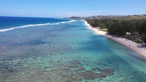 Vista-Aérea-De-La-Costa-De-La-Isla-De-La-Reunión-Con-Corales-Bajo-El-Agua-Turquesa