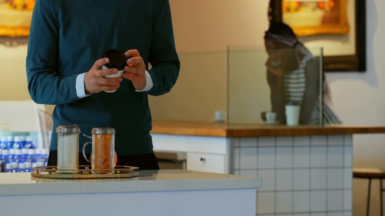카페 4k에서 커피를 마시는 남자