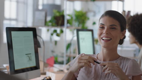 Hermosa-Mujer-De-Negocios-Charlando-Con-Un-Colega-Discutiendo-El-Trabajo-Conversando-En-La-Oficina-Disfrutando-Del-Trabajo-En-Equipo