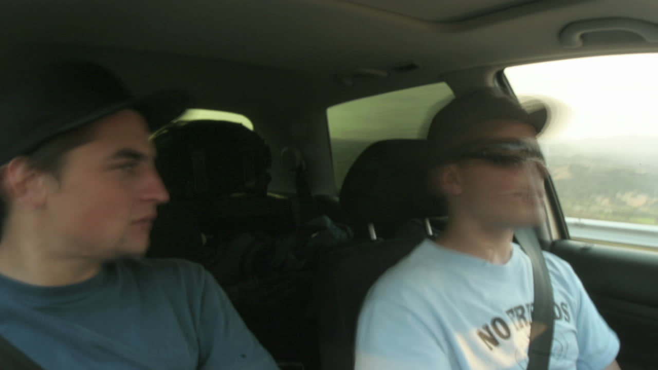 un pasajero y un conductor en un automóvil fuman y comen