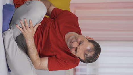 vídeo vertical de un hombre experimentando dolor en los huesos.