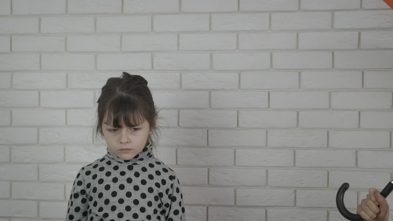 lleva un paraguas en la casa.