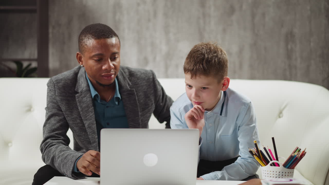 Gutteelev ser på video og avslår hjelp fra svart lærer