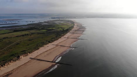vista aérea ascendente de la playa vacía de dawlish warren en el sur de devon