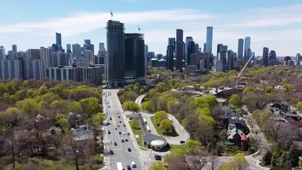 disparo de un dron sobrevolando el barrio de toronto a las afueras del centro de la ciudad