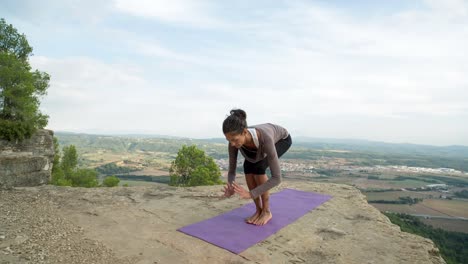 mujer haciendo yoga afuera 47