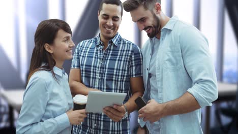 Animación-De-Diversos-Empresarios-Sonrientes-Usando-Una-Tableta-En-La-Oficina