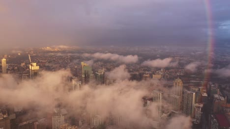 Vuelo-Al-Atardecer-En-Sydney-A-Través-De-Las-Nubes-Y-El-Arco-Iris