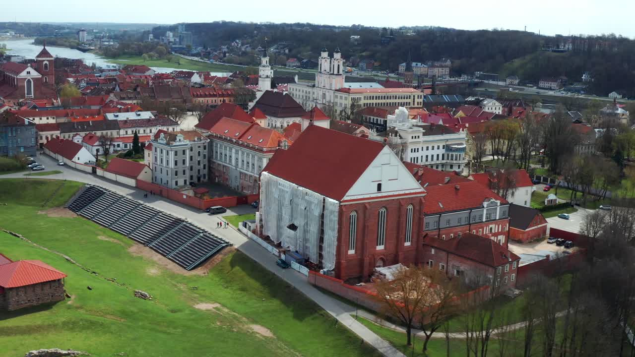 castillo medieval y anfiteatro en kaunas con estilo gótico en lituania