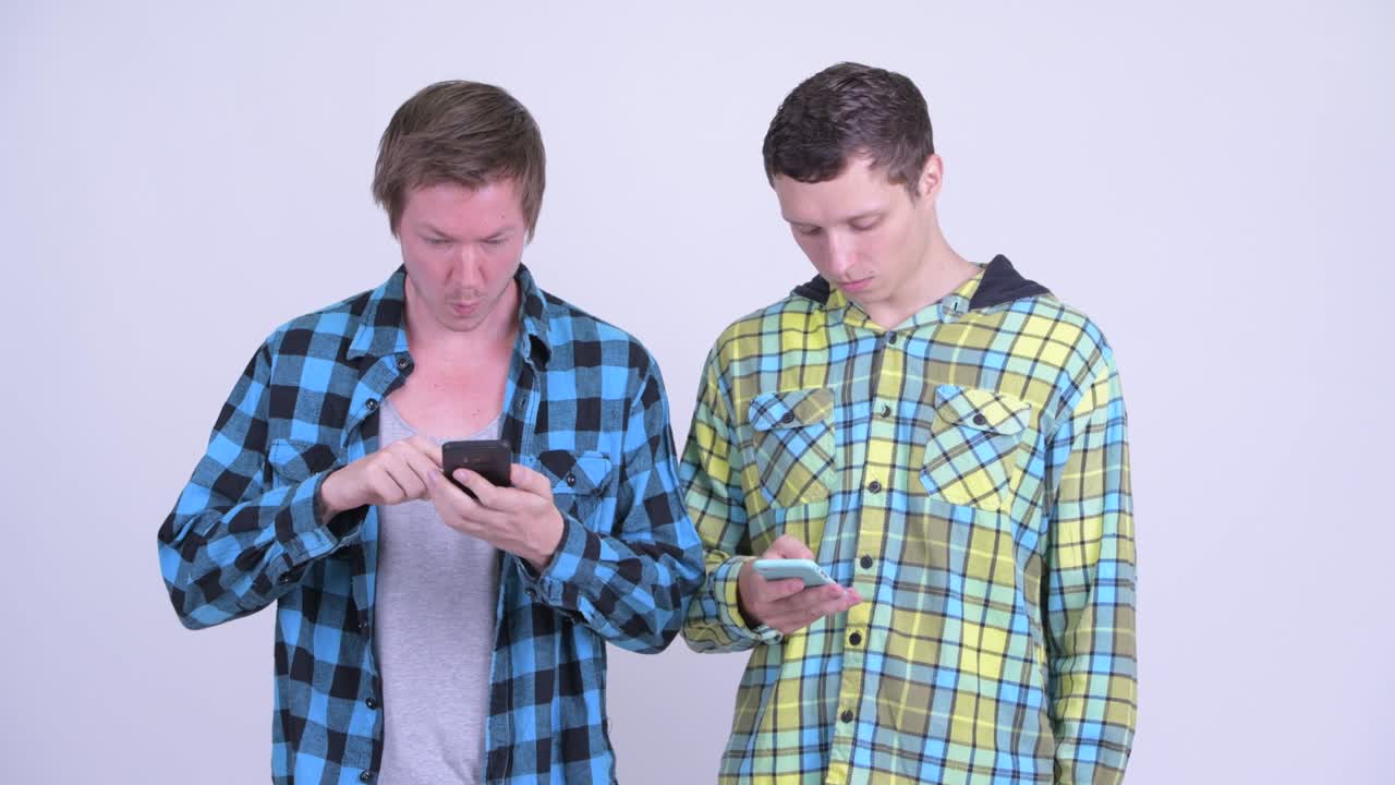 dos jóvenes felices y guapos como amigos con el teléfono