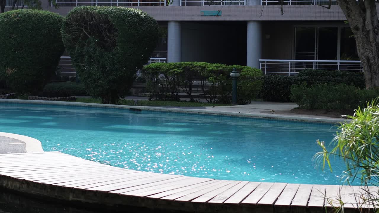 piscina tranquila junto a edificios residenciales