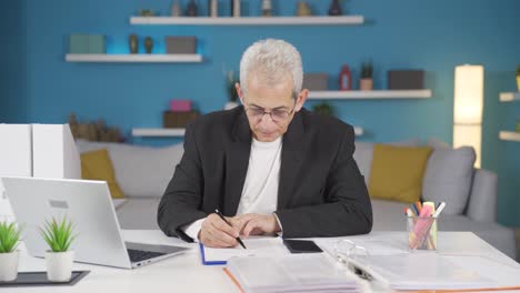 el hombre de la oficina en casa es incompetente.