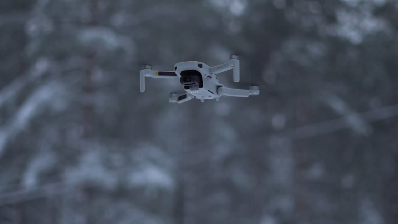 imágenes en 4k de un dron ascendiendo