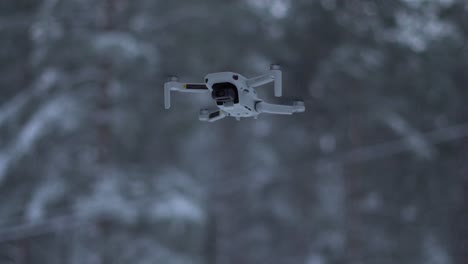 Imágenes-En-4k-De-Un-Dron-Ascendiendo