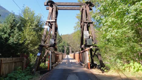 establecimiento de un tiro que se acerca a un puente colgante de madera
