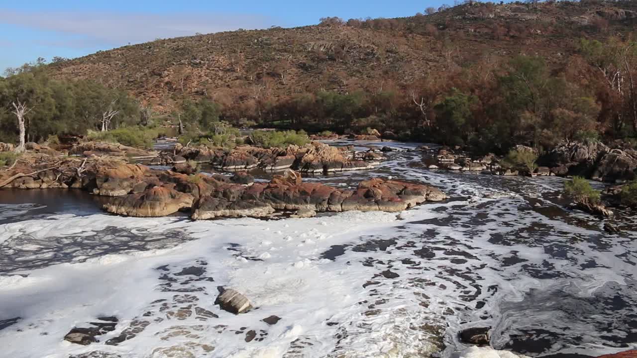 río swan en bells rapids perth hills - aguas bravas que fluyen entre rocas