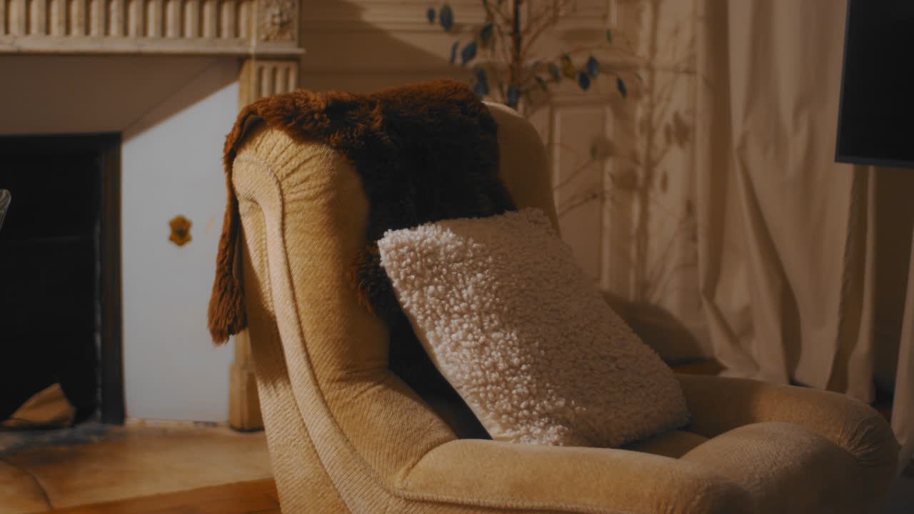 zona acogedora de la sala de estar con chimenea y sillón