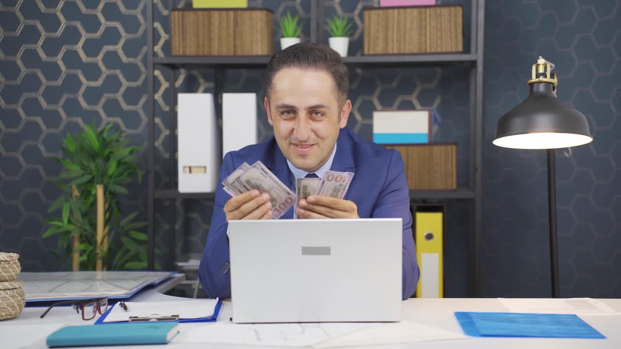 hombre de negocios contando dinero mirando a la cámara.