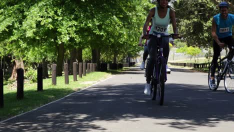 Grupo-De-Personas-Teniendo-Una-Carrera-En-Bicicleta