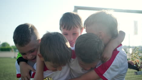 joven equipo de fútbol celebrando la victoria