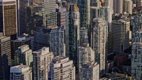 vancouver bc canada aerial v46 cinematográfico zoom de aves vista aérea de la jungla de hormigón del centro de la ciudad capturando el paisaje urbano con altos rascacielos - filmado con mavic 3 pro cine - julio 2023