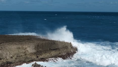 Olas-Rompiendo-Sobre-Las-Rocas-Sobre-La-Costa-Norte-De-Oahu.