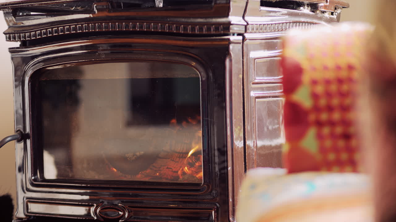 Fiamme ardenti in una stufa a legna all'interno di giorno, SLOW MOTION.