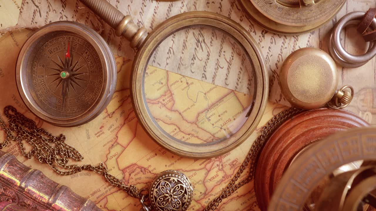 빈티지 스타일의 여행과 모험. 빈티지 오래된 나침반과 테이블에 있는 다른 빈티지 물건들.