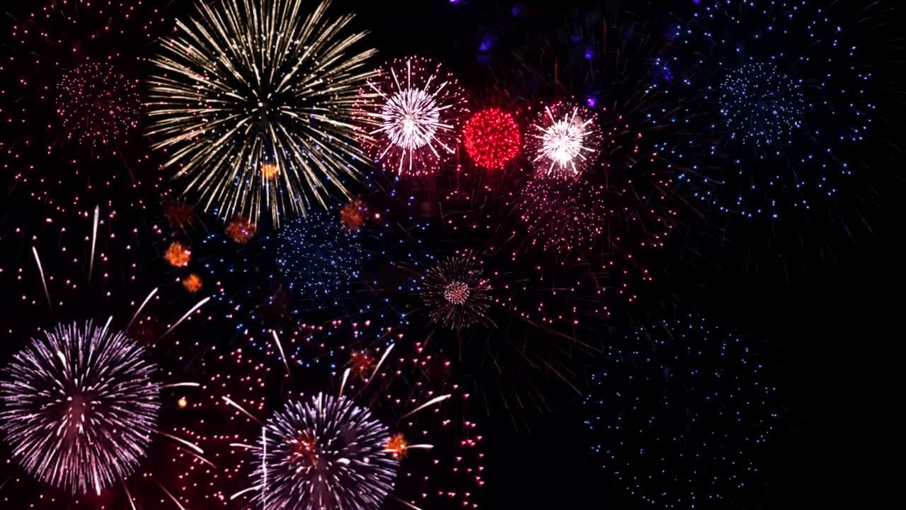 4k explosión de fuegos artificiales reales en el humo nebuloso bucle de fondo de movimiento negro