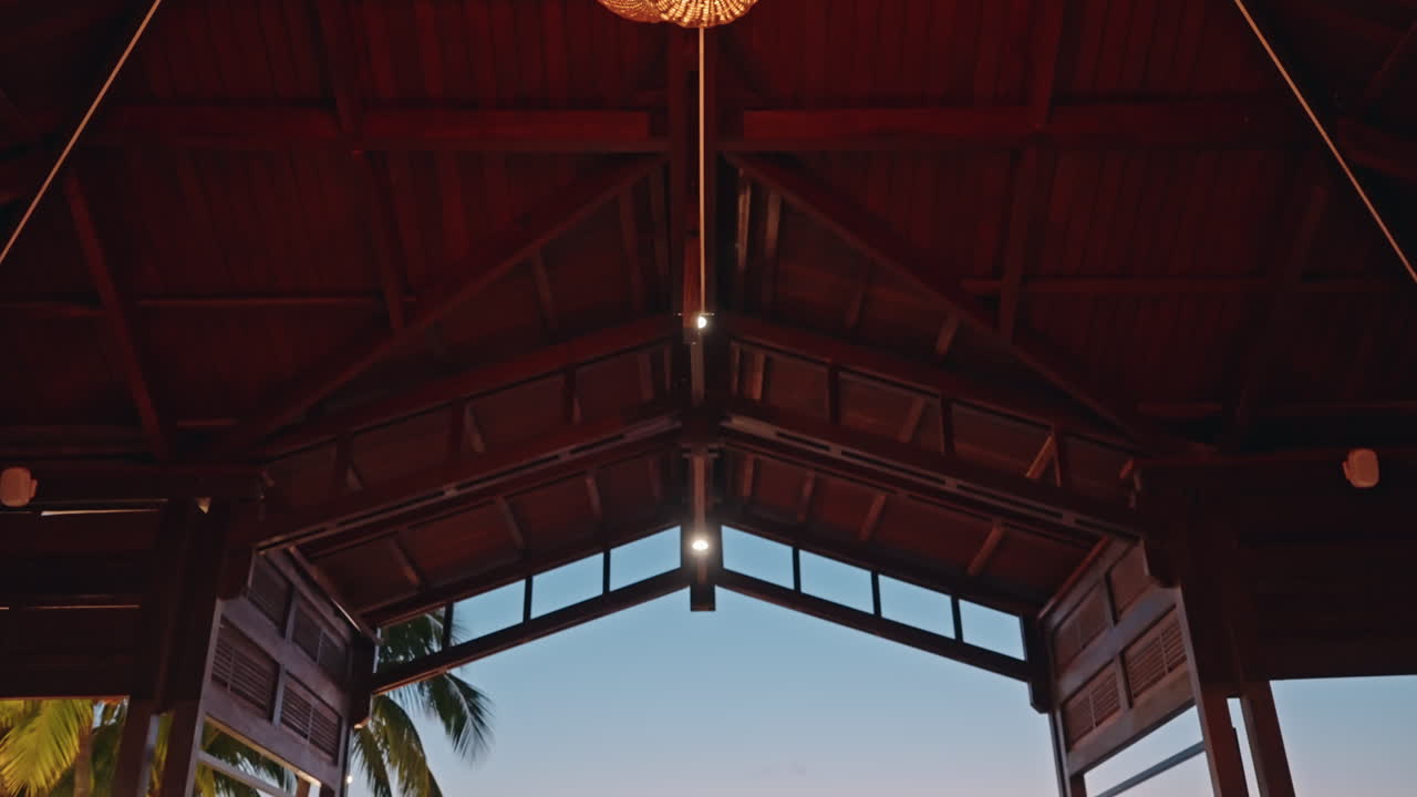 fotografía panorámica de un restaurante de playa tropical en el mar al atardecer