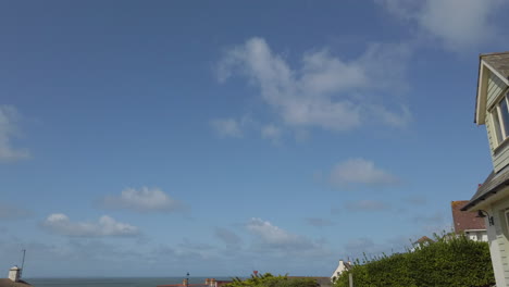 Terraza-De-La-Casa-De-Playa-Con-Bañera-De-Hidromasaje-Que-Se-Desvanece-Hacia-El-Cielo-Azul-En-Cámara-Lenta