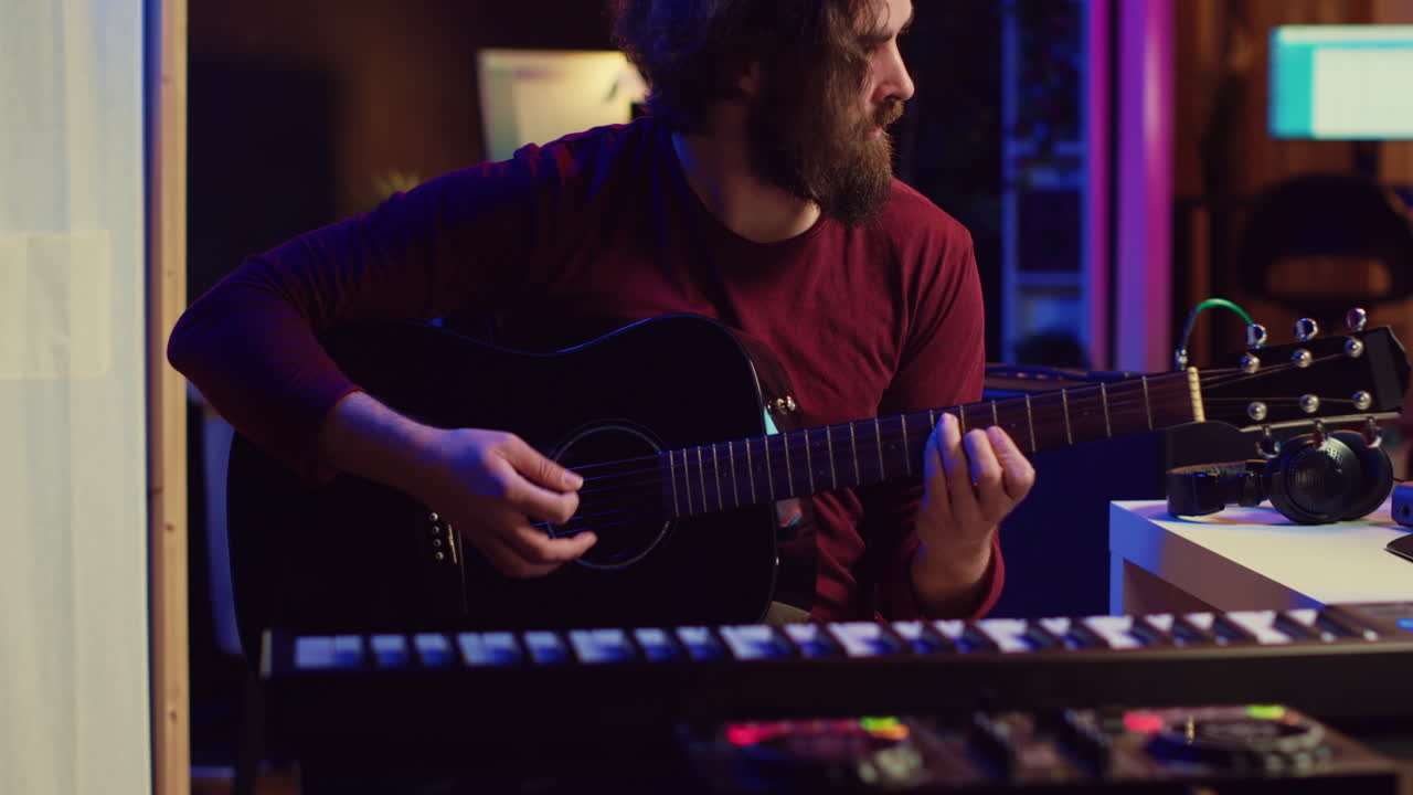 artista trabajando con software daw en su estudio de casa para grabar nueva música