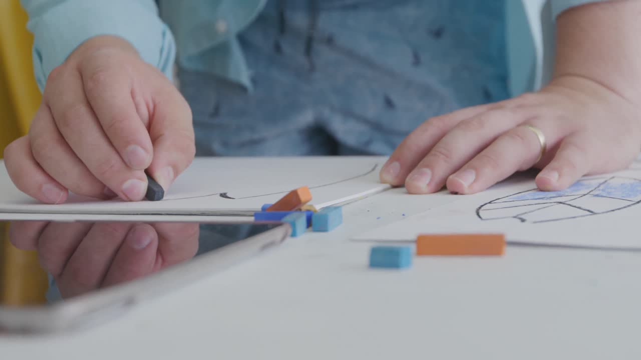 남성 서프보드 제작자 가 작업실 에서