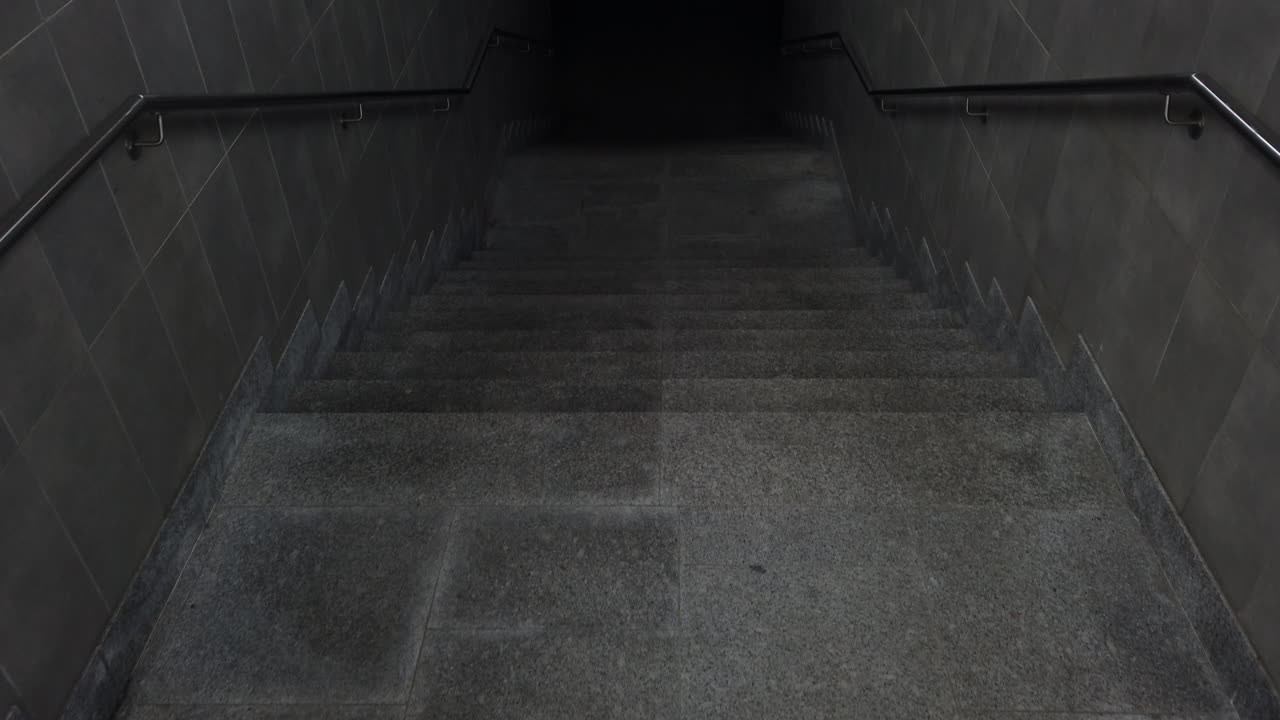 기차 플랫폼 에 있는 계단 을 내려가고 있다