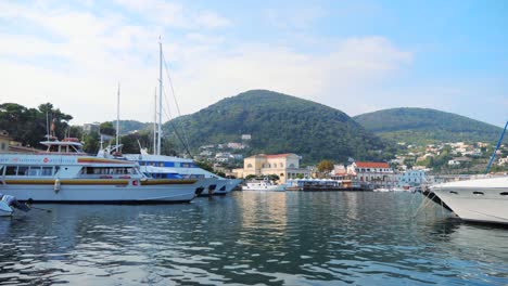 Puerto-De-Ischia,-Hermosos-Yates-Y-Agua-Azul