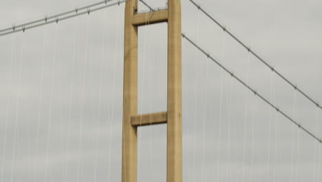 inclinando la torre sur en el puente humber