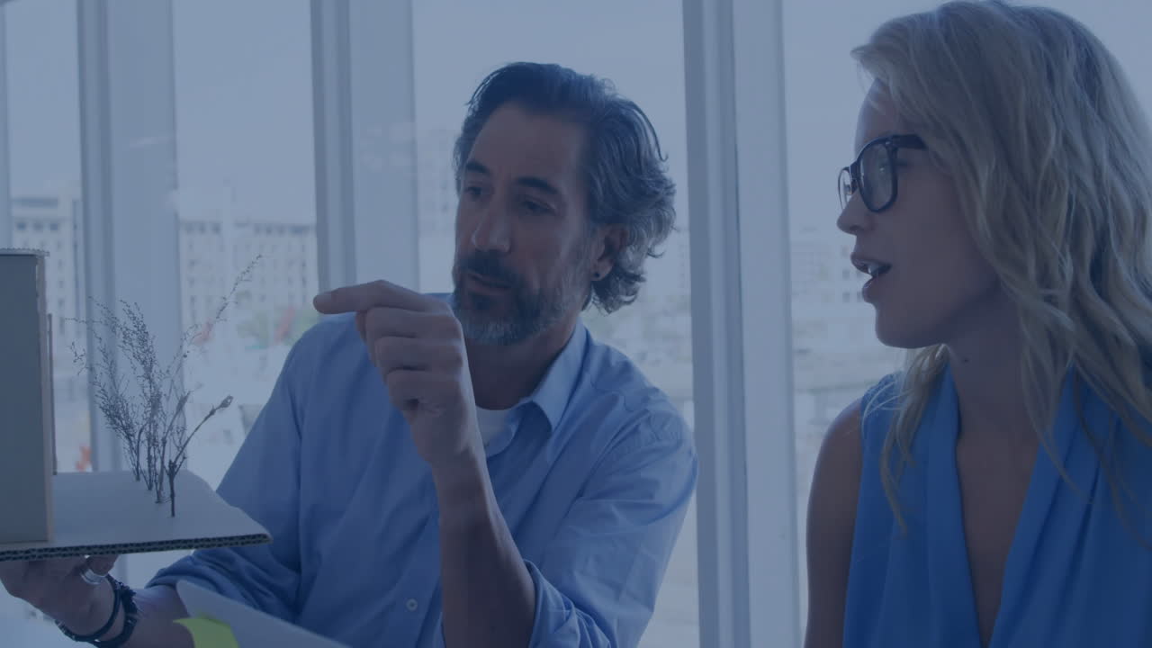 animación de procesamiento de datos y diagramas sobre hombres de negocios caucásicos hablando en la oficina